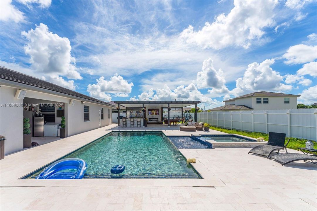 Под контрактом: $980,000 (5 спален, 4 ванн, 2838 Квадратных фут)