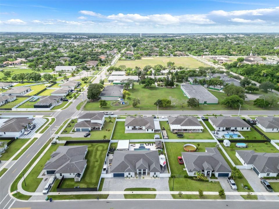 Под контрактом: $980,000 (5 спален, 4 ванн, 2838 Квадратных фут)