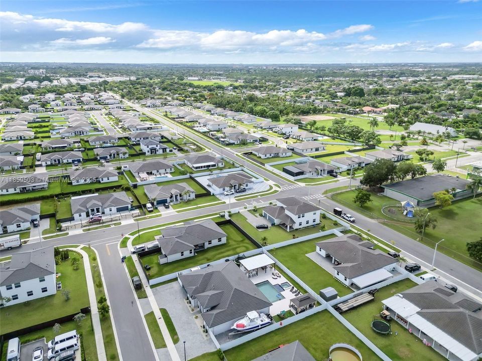 Под контрактом: $980,000 (5 спален, 4 ванн, 2838 Квадратных фут)