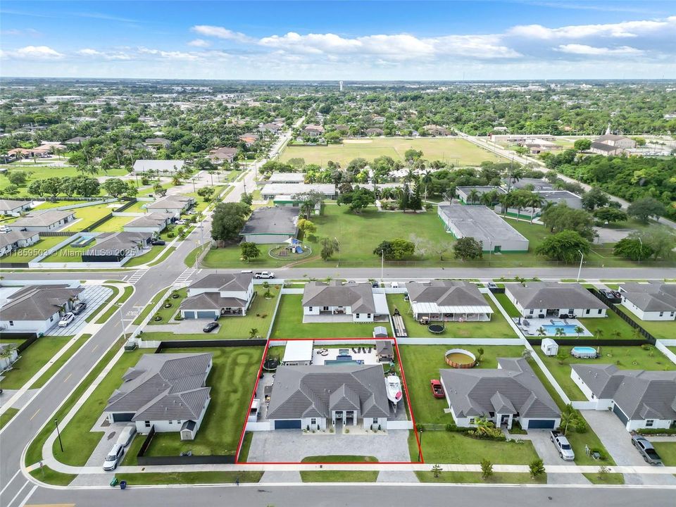 Под контрактом: $980,000 (5 спален, 4 ванн, 2838 Квадратных фут)