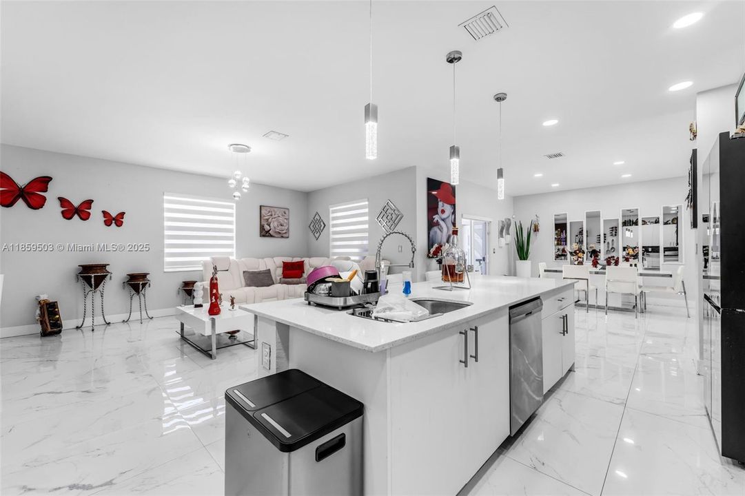 Под контрактом: $980,000 (5 спален, 4 ванн, 2838 Квадратных фут)