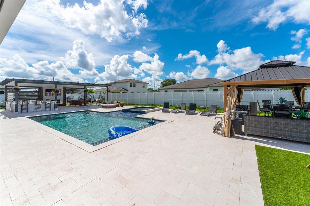 Под контрактом: $980,000 (5 спален, 4 ванн, 2838 Квадратных фут)