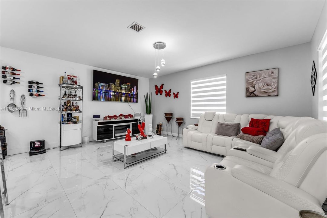 Под контрактом: $980,000 (5 спален, 4 ванн, 2838 Квадратных фут)