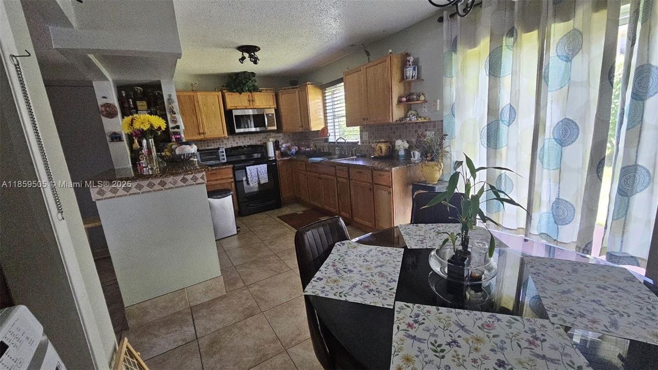 For Sale: $225,000 (2 beds, 1 baths, 1102 Square Feet)