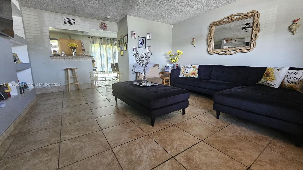 For Sale: $225,000 (2 beds, 1 baths, 1102 Square Feet)