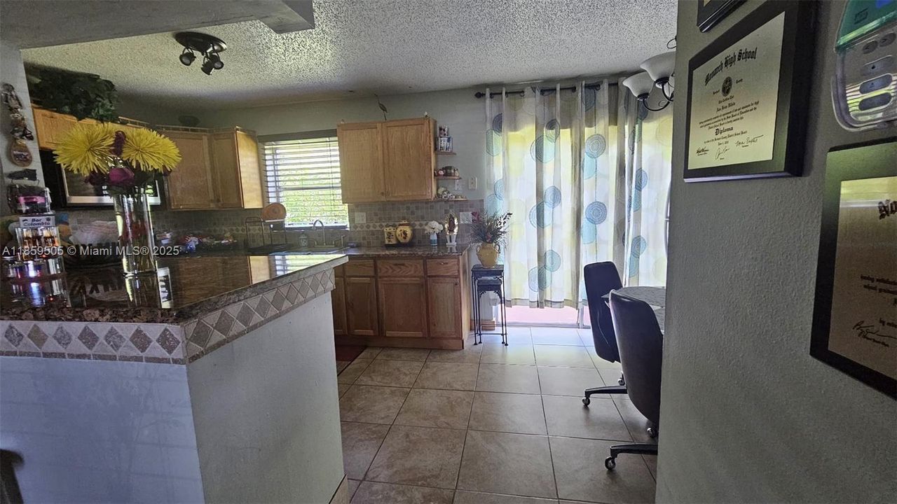 For Sale: $225,000 (2 beds, 1 baths, 1102 Square Feet)