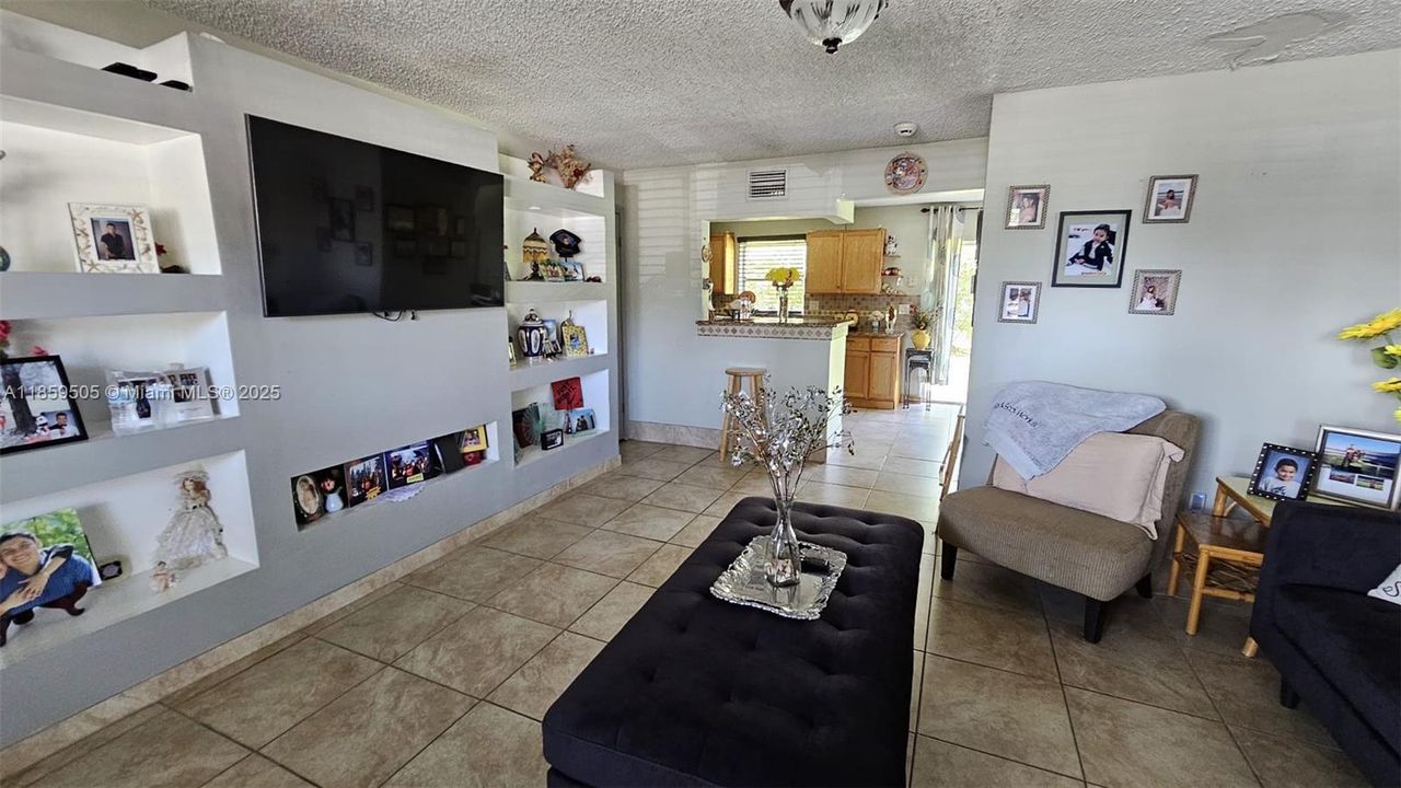 For Sale: $225,000 (2 beds, 1 baths, 1102 Square Feet)