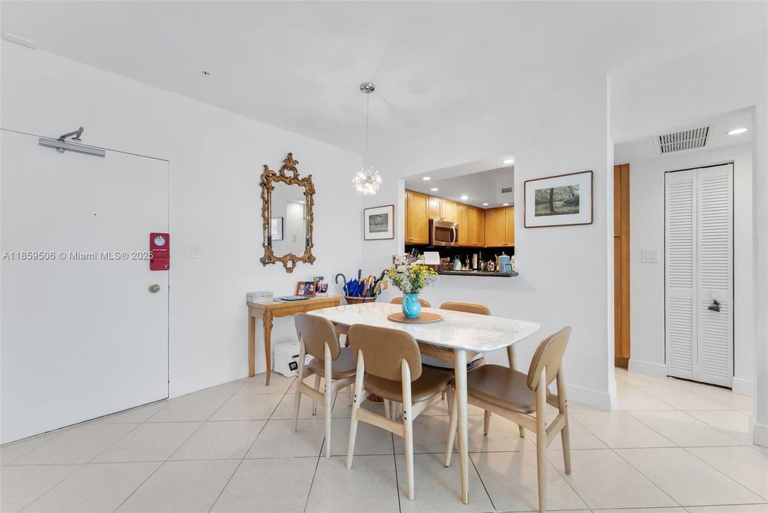 En Venta: $539,000 (2 camas, 2 baños, 1190 Pies cuadrados)