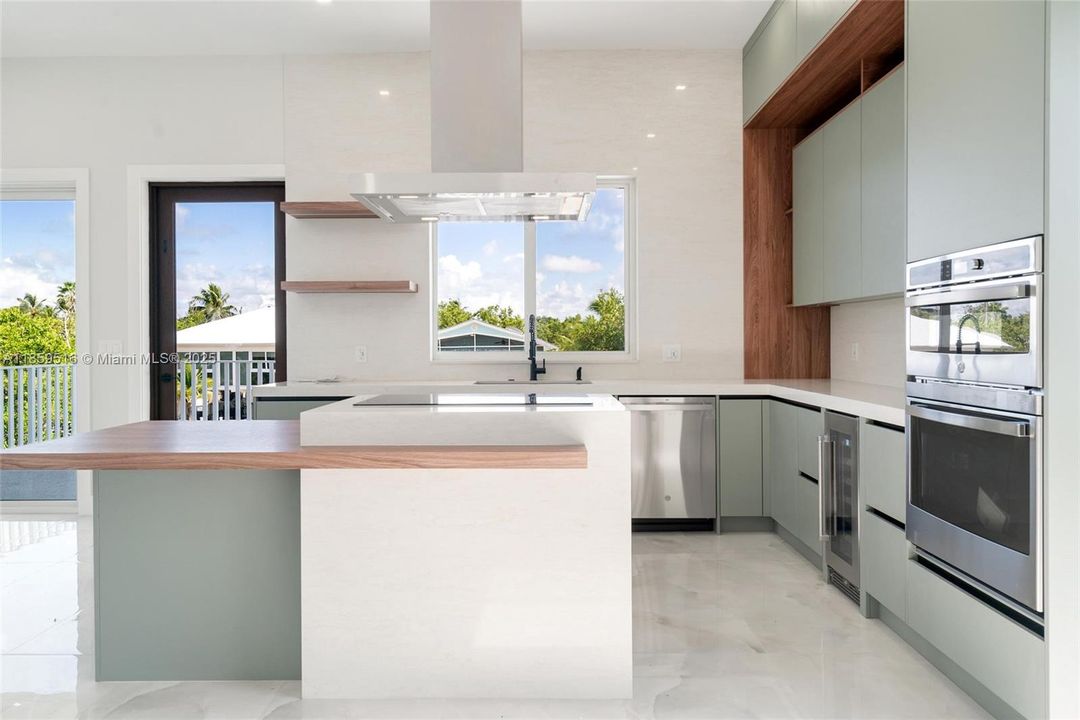 На продажу: $2,451,000 (4 спален, 4 ванн, 0 Квадратных фут)