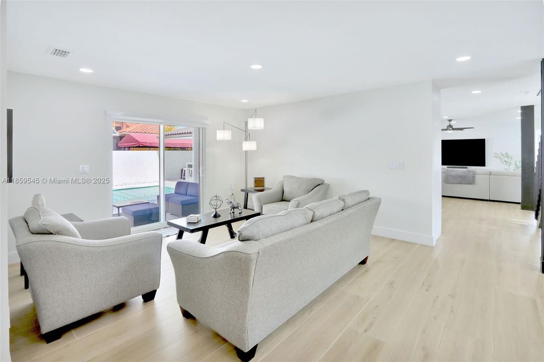 Под контрактом: $1,699,000 (4 спален, 4 ванн, 3490 Квадратных фут)