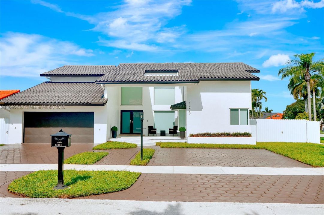 Под контрактом: $1,699,000 (4 спален, 4 ванн, 3490 Квадратных фут)