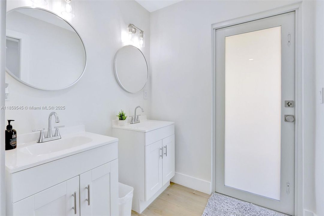 Upstairs Full Bathroom