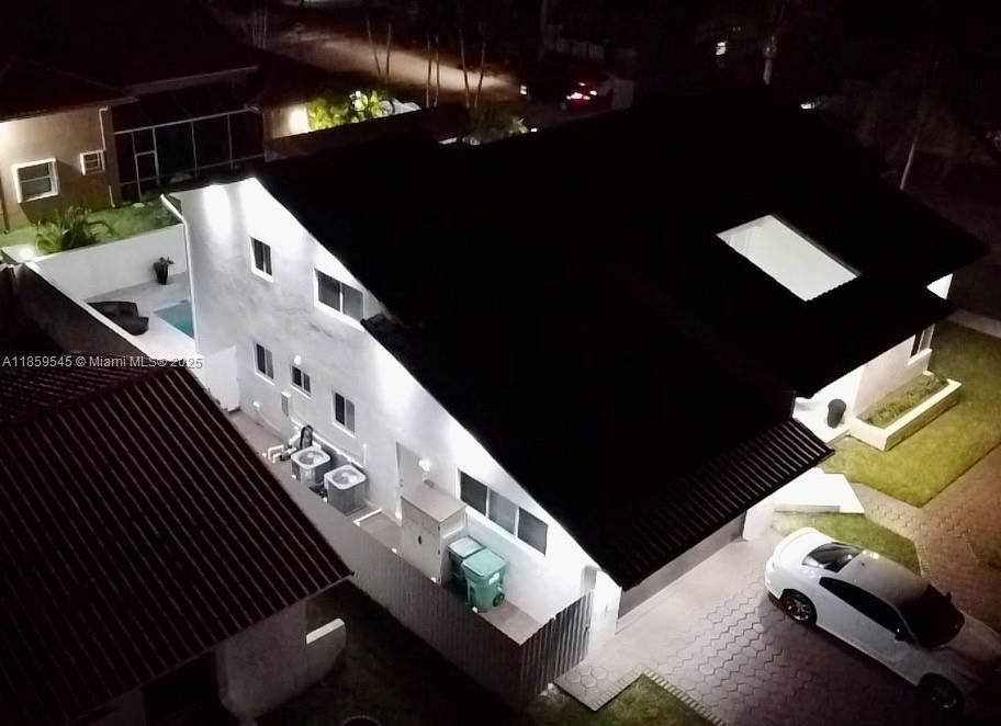 Под контрактом: $1,699,000 (4 спален, 4 ванн, 3490 Квадратных фут)