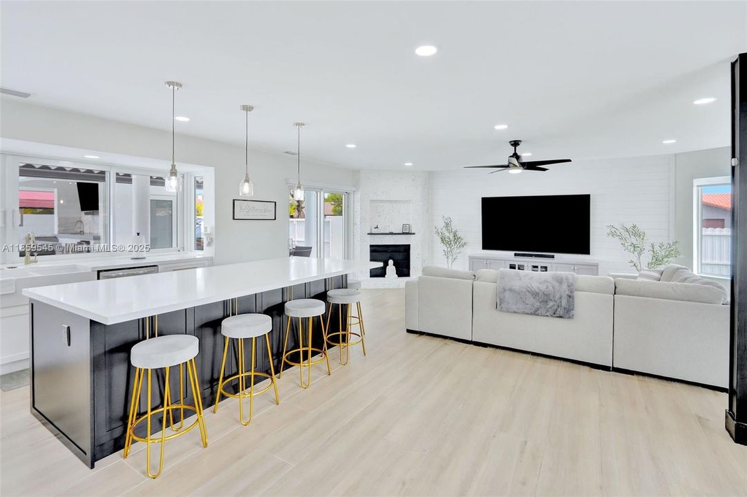 Под контрактом: $1,699,000 (4 спален, 4 ванн, 3490 Квадратных фут)