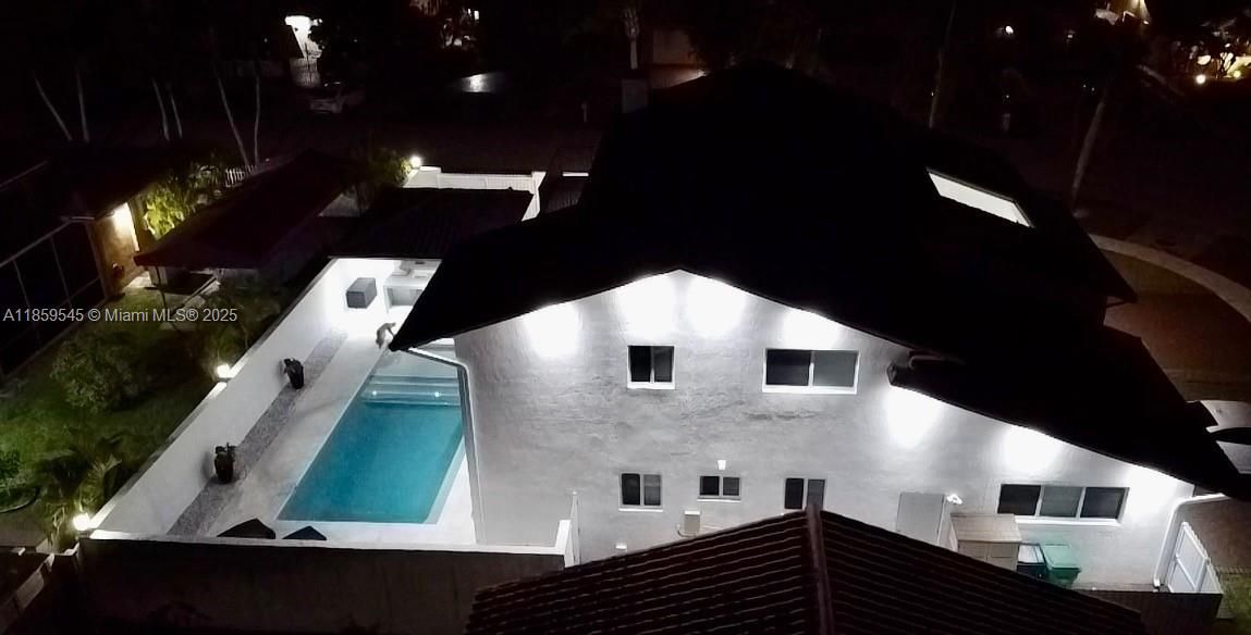 Под контрактом: $1,699,000 (4 спален, 4 ванн, 3490 Квадратных фут)