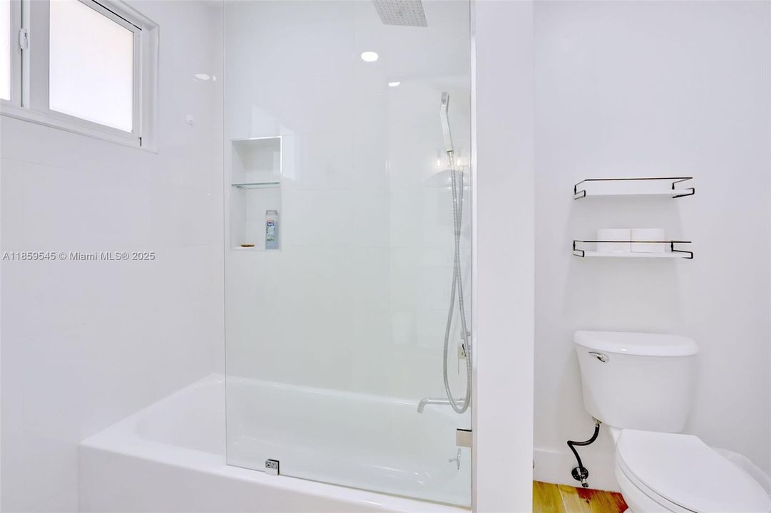 Upstairs Full Bathroom