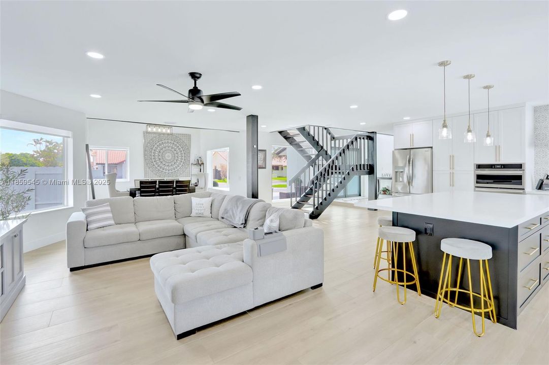 Под контрактом: $1,699,000 (4 спален, 4 ванн, 3490 Квадратных фут)