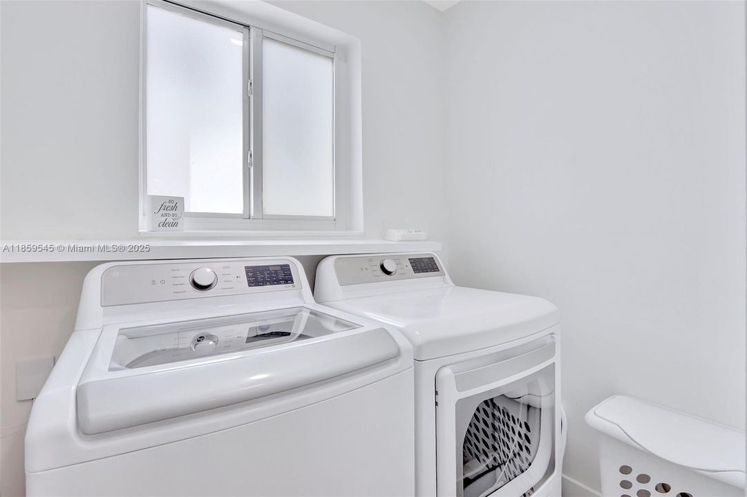 Под контрактом: $1,699,000 (4 спален, 4 ванн, 3490 Квадратных фут)