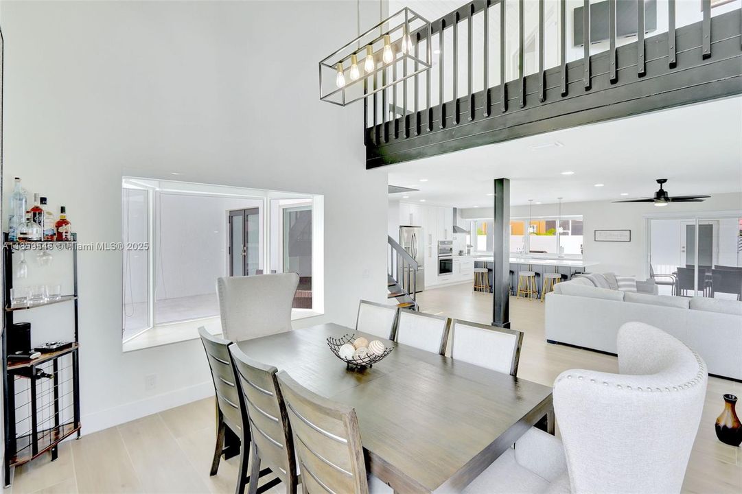 Под контрактом: $1,699,000 (4 спален, 4 ванн, 3490 Квадратных фут)