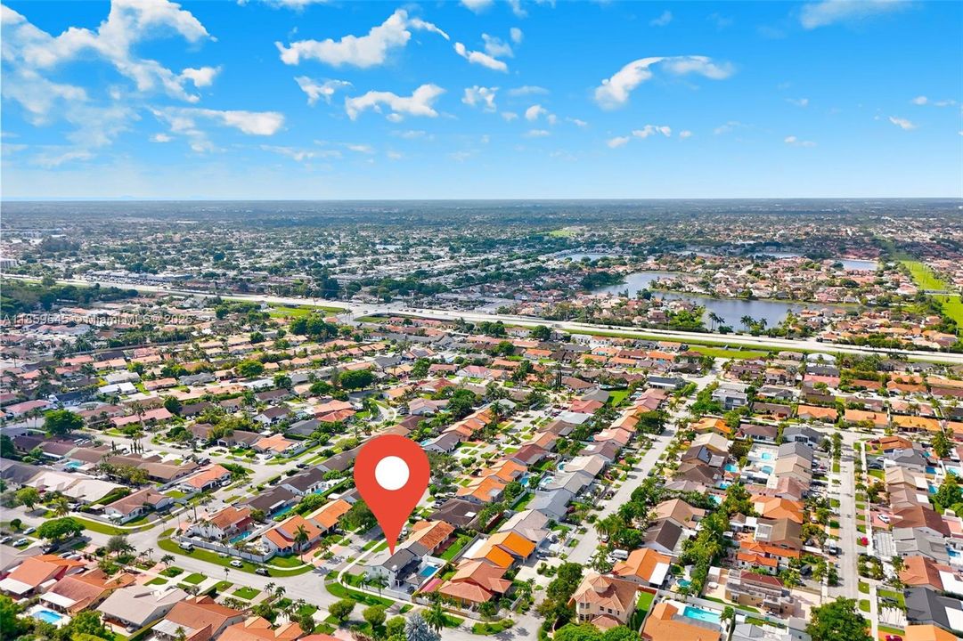 Под контрактом: $1,699,000 (4 спален, 4 ванн, 3490 Квадратных фут)