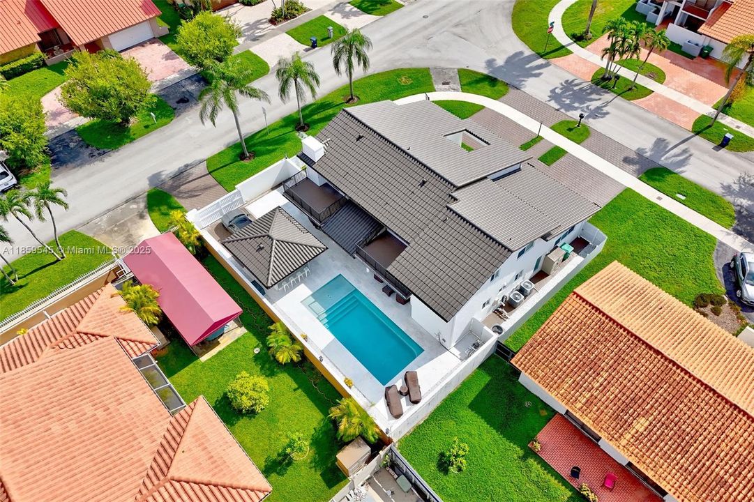 Под контрактом: $1,699,000 (4 спален, 4 ванн, 3490 Квадратных фут)