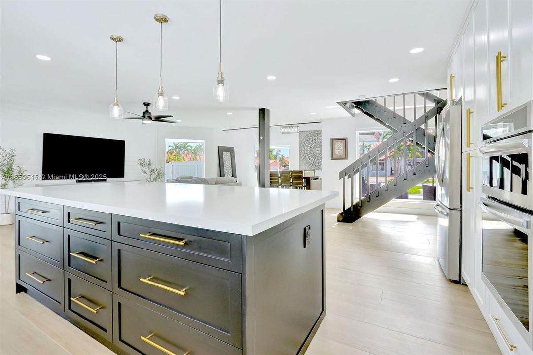 Под контрактом: $1,699,000 (4 спален, 4 ванн, 3490 Квадратных фут)