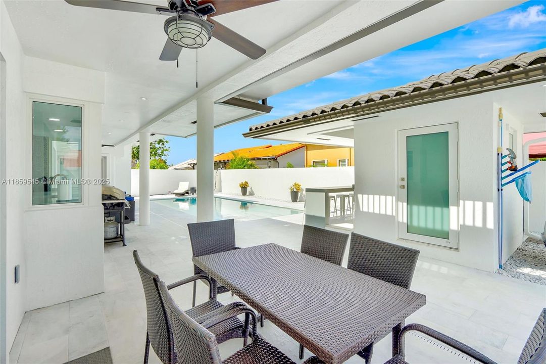 Под контрактом: $1,699,000 (4 спален, 4 ванн, 3490 Квадратных фут)