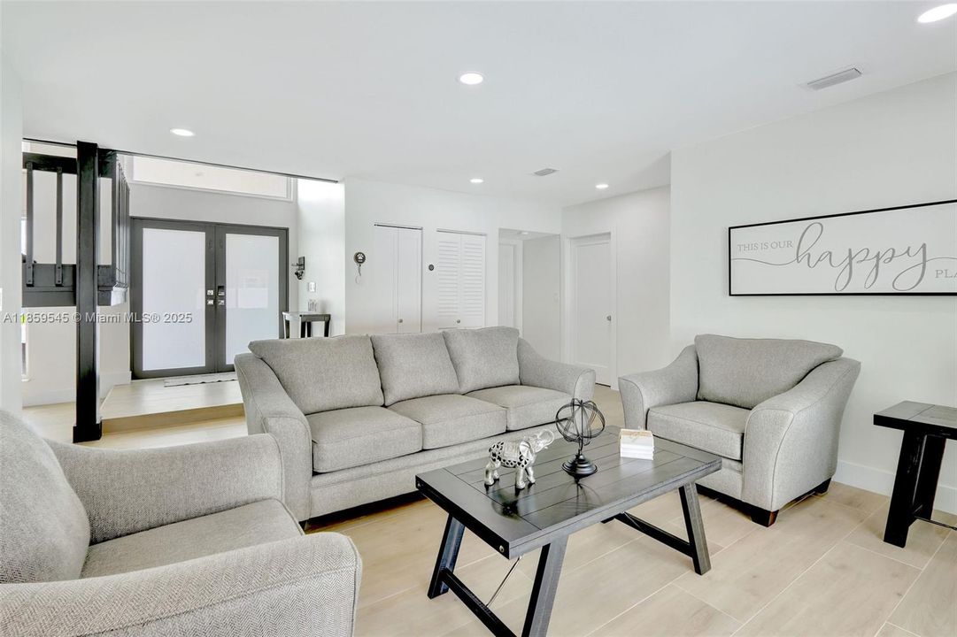 Под контрактом: $1,699,000 (4 спален, 4 ванн, 3490 Квадратных фут)