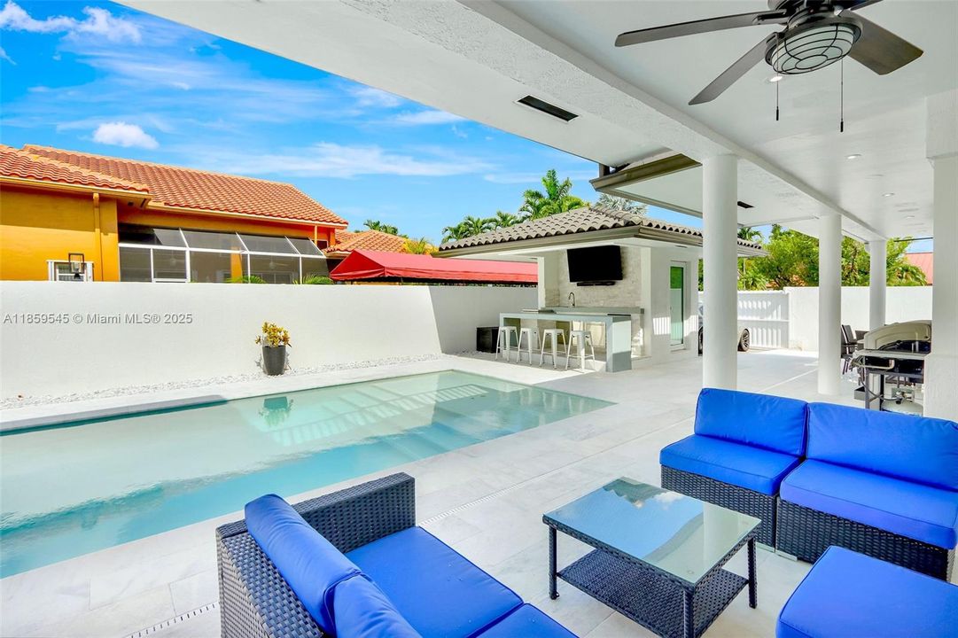 Под контрактом: $1,699,000 (4 спален, 4 ванн, 3490 Квадратных фут)