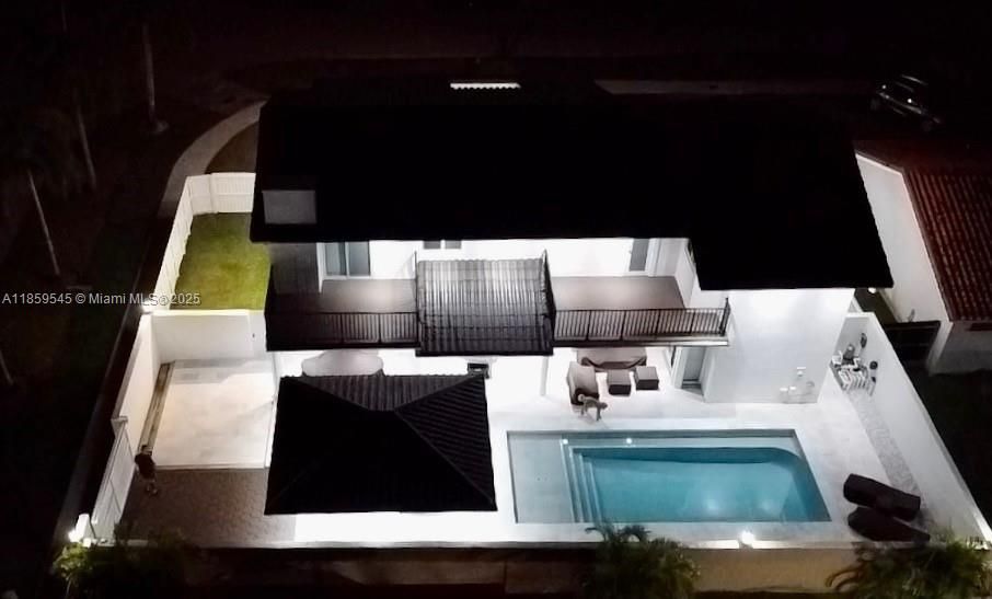 Под контрактом: $1,699,000 (4 спален, 4 ванн, 3490 Квадратных фут)