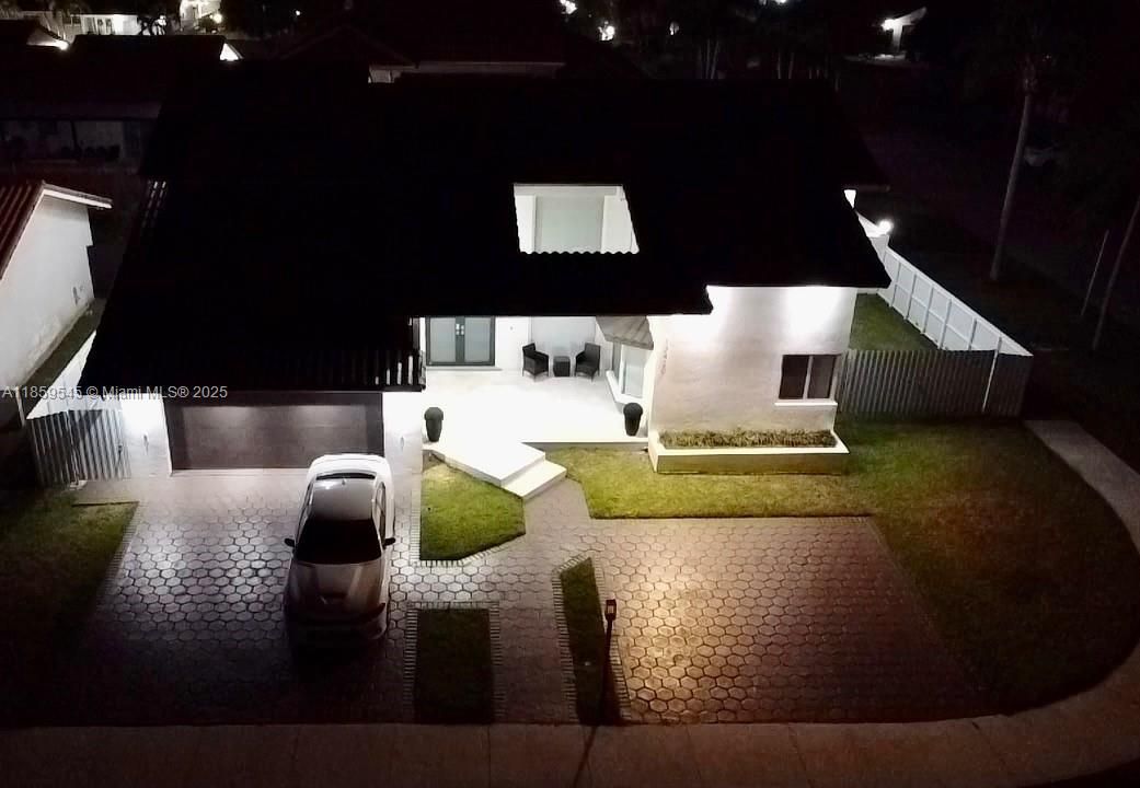 Под контрактом: $1,699,000 (4 спален, 4 ванн, 3490 Квадратных фут)