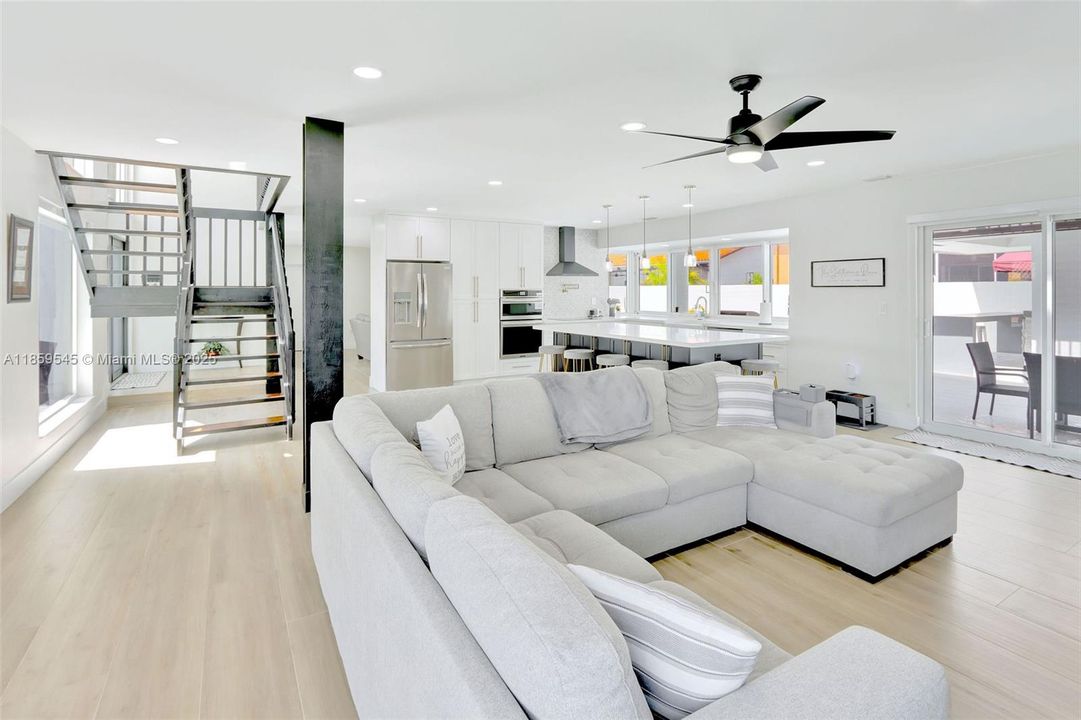 Под контрактом: $1,699,000 (4 спален, 4 ванн, 3490 Квадратных фут)