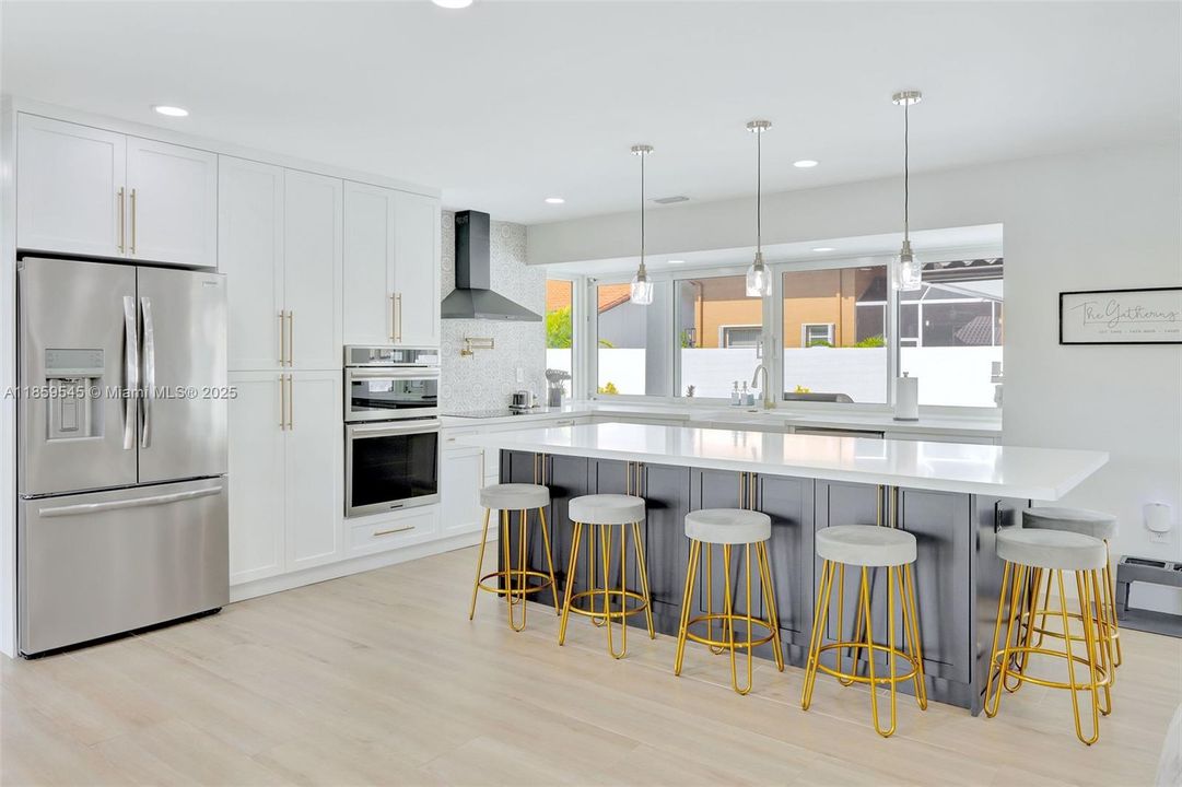 Под контрактом: $1,699,000 (4 спален, 4 ванн, 3490 Квадратных фут)