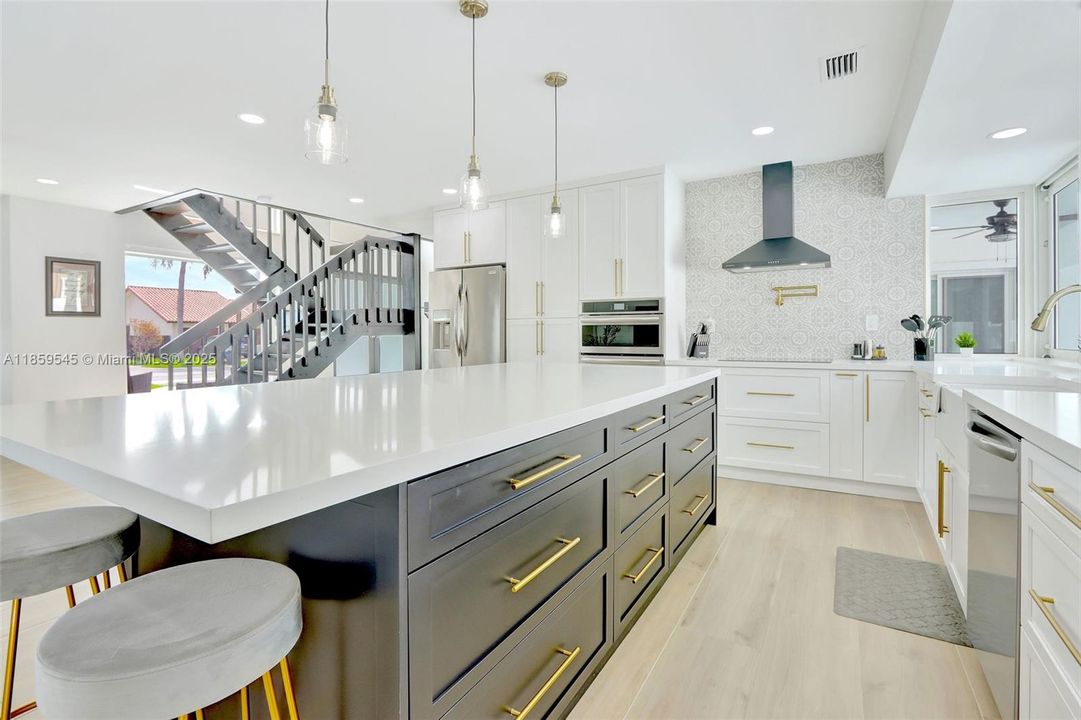 Под контрактом: $1,699,000 (4 спален, 4 ванн, 3490 Квадратных фут)