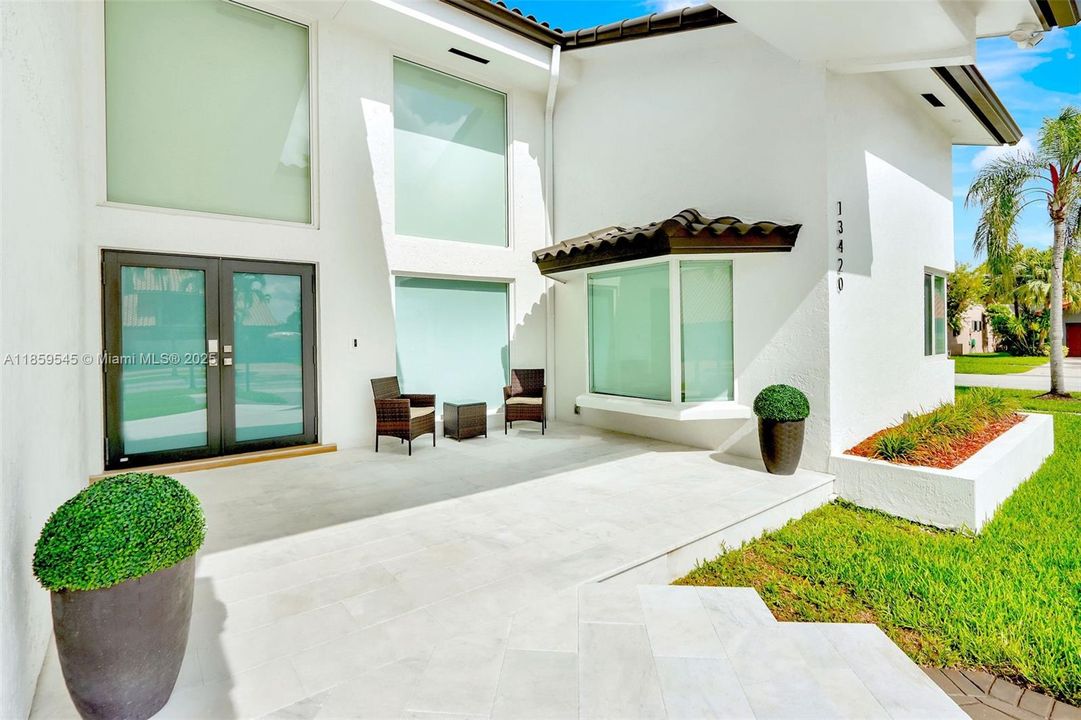 Под контрактом: $1,699,000 (4 спален, 4 ванн, 3490 Квадратных фут)