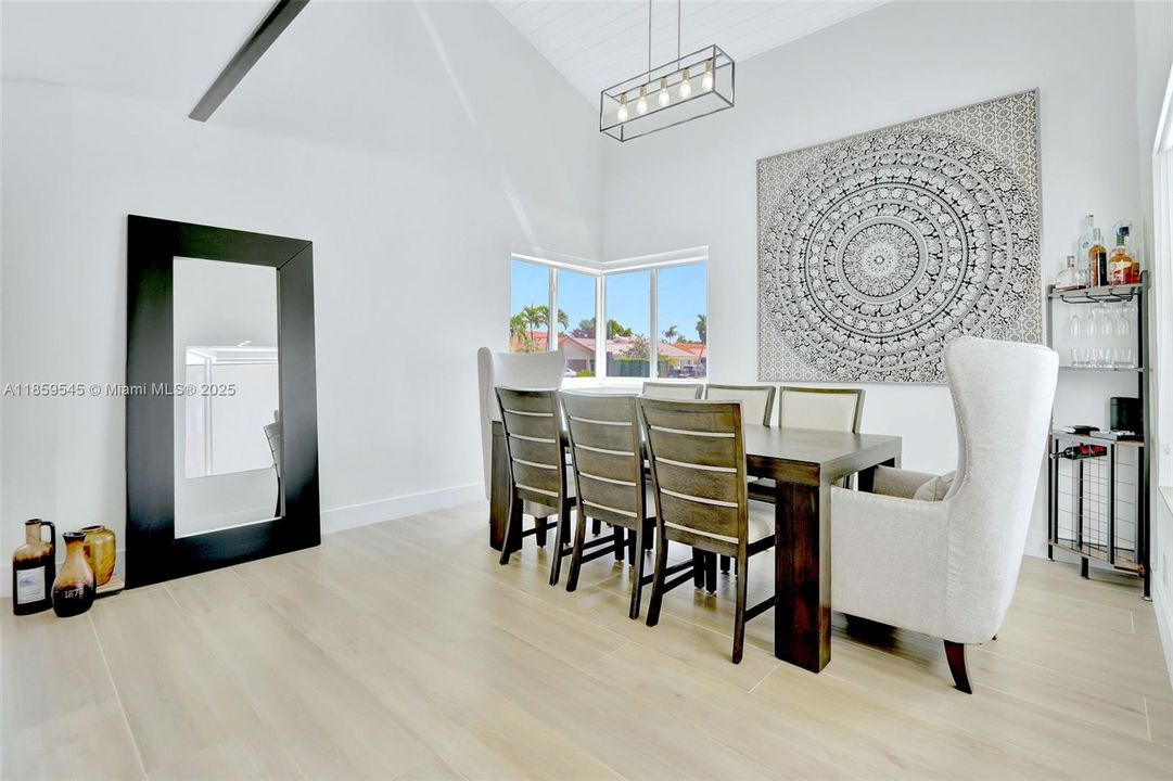 Под контрактом: $1,699,000 (4 спален, 4 ванн, 3490 Квадратных фут)