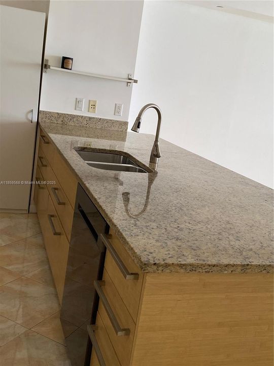 Recently Sold: $599,990 (1 beds, 1 baths, 844 Square Feet)