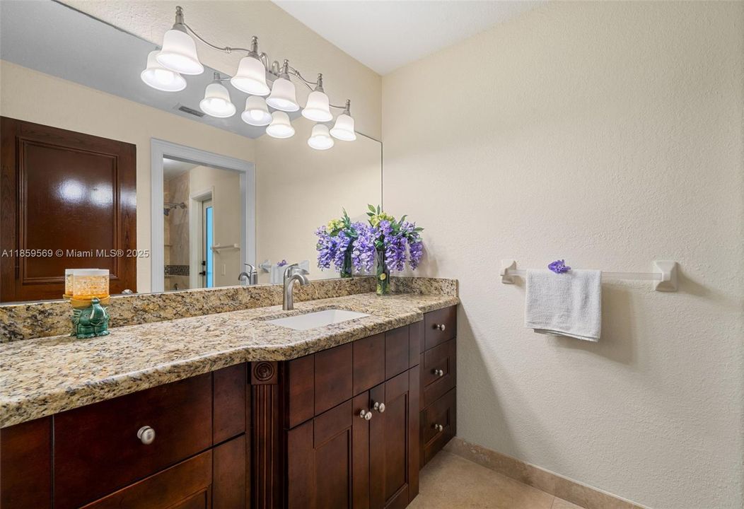 最近租的: $4,900 (4 贝兹, 2 浴室, 2114 平方英尺)