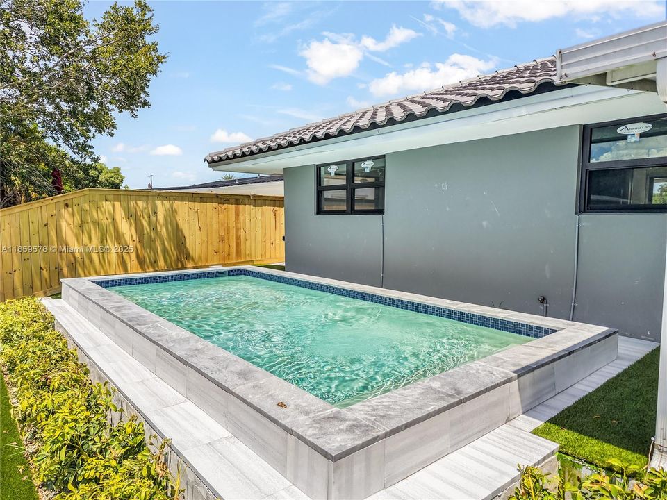 For Sale: $1,400,000 (3 beds, 2 baths, 1404 Square Feet)