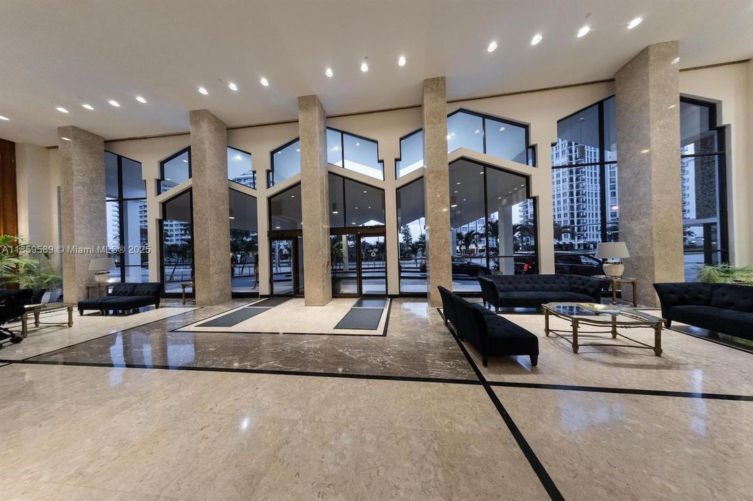 待售: $742,000 (1 贝兹, 2 浴室, 930 平方英尺)