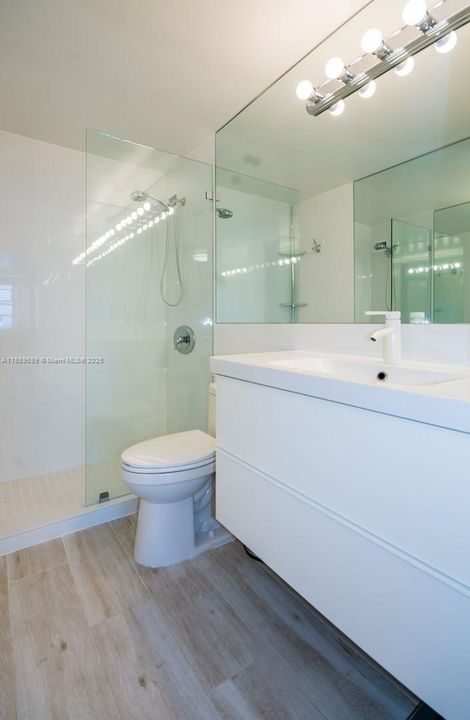 待售: $742,000 (1 贝兹, 2 浴室, 930 平方英尺)