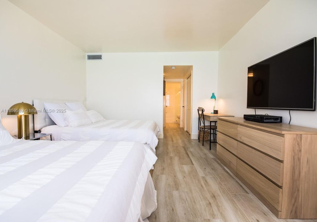 待售: $742,000 (1 贝兹, 2 浴室, 930 平方英尺)