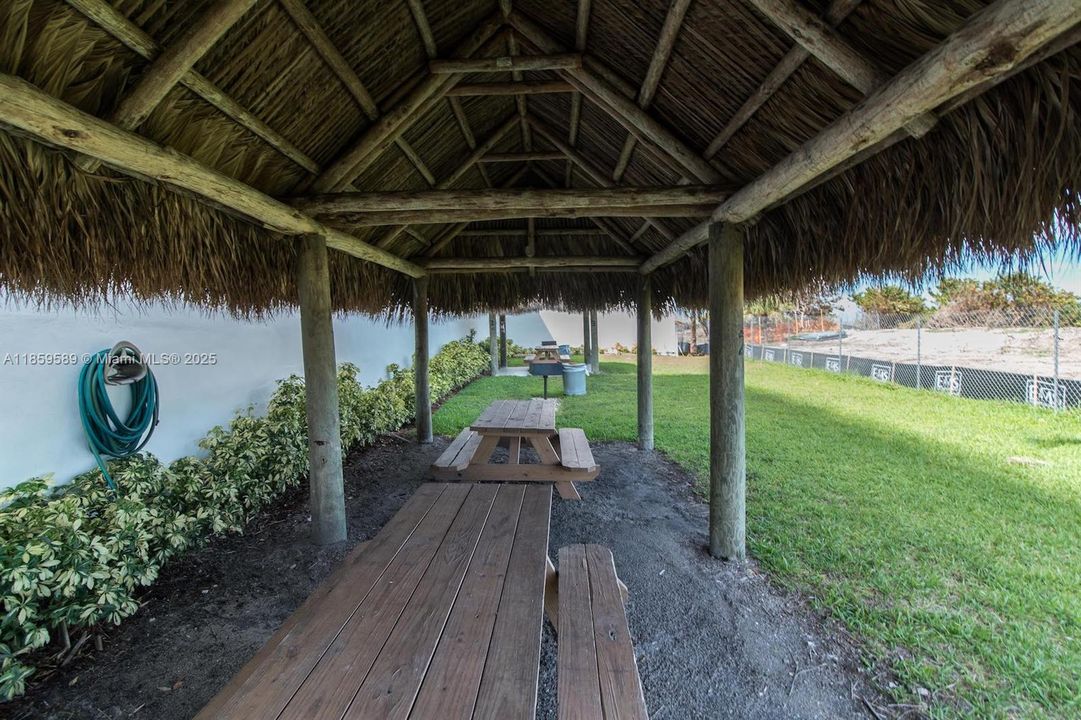 待售: $742,000 (1 贝兹, 2 浴室, 930 平方英尺)