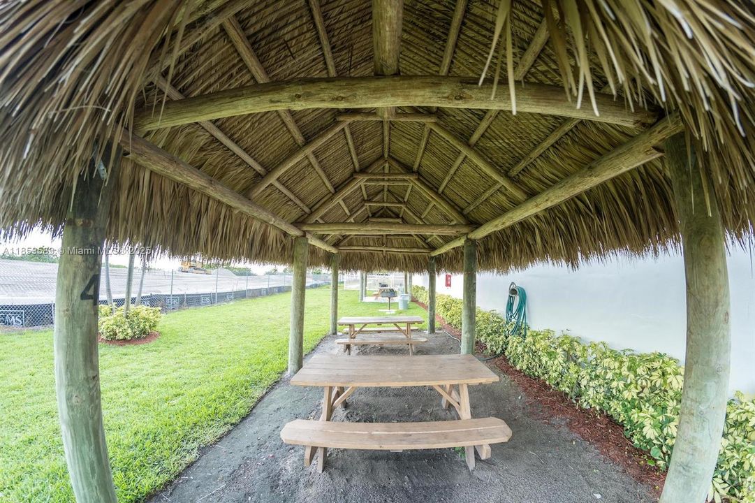 待售: $742,000 (1 贝兹, 2 浴室, 930 平方英尺)