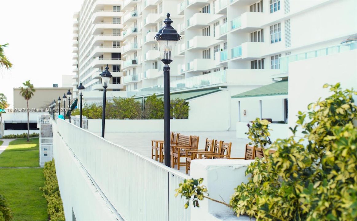 待售: $742,000 (1 贝兹, 2 浴室, 930 平方英尺)