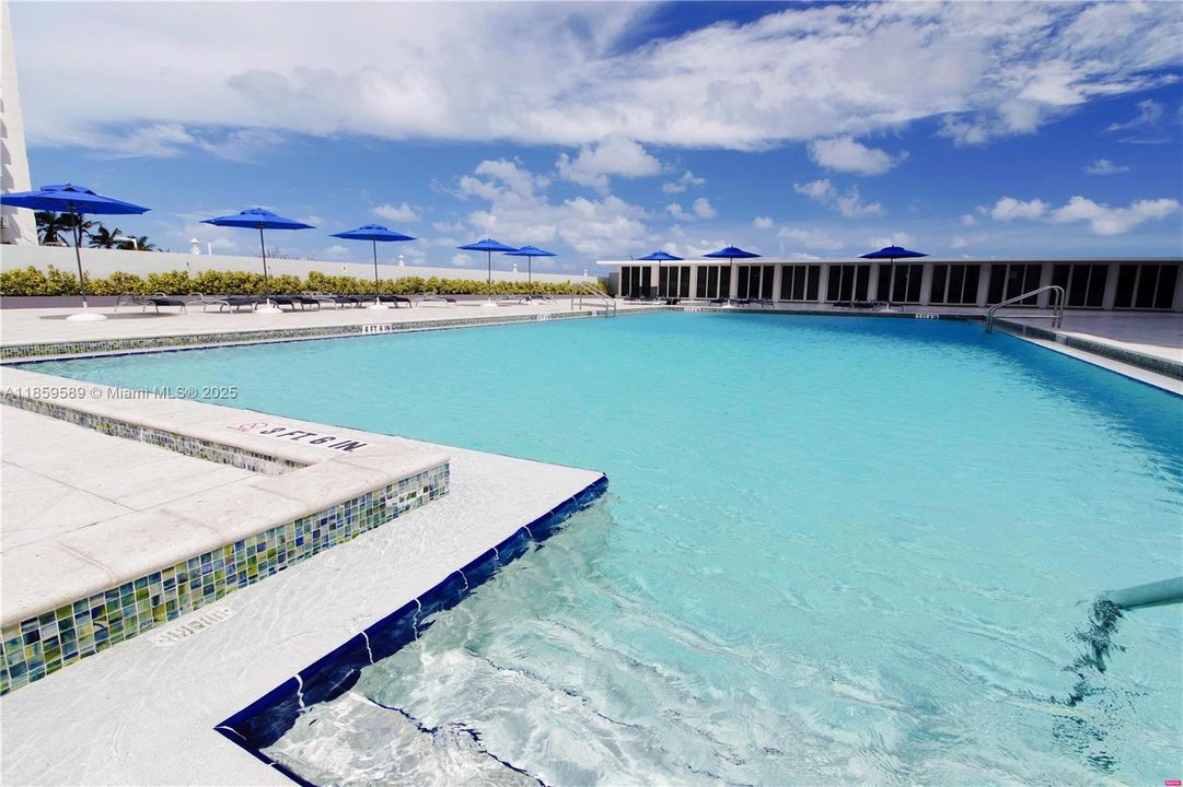 待售: $742,000 (1 贝兹, 2 浴室, 930 平方英尺)