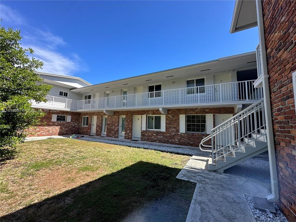 Active With Contract: $2,100 (1 beds, 1 baths, 562 Square Feet)