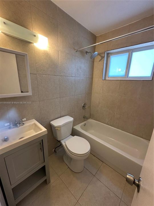 Active With Contract: $2,100 (1 beds, 1 baths, 562 Square Feet)