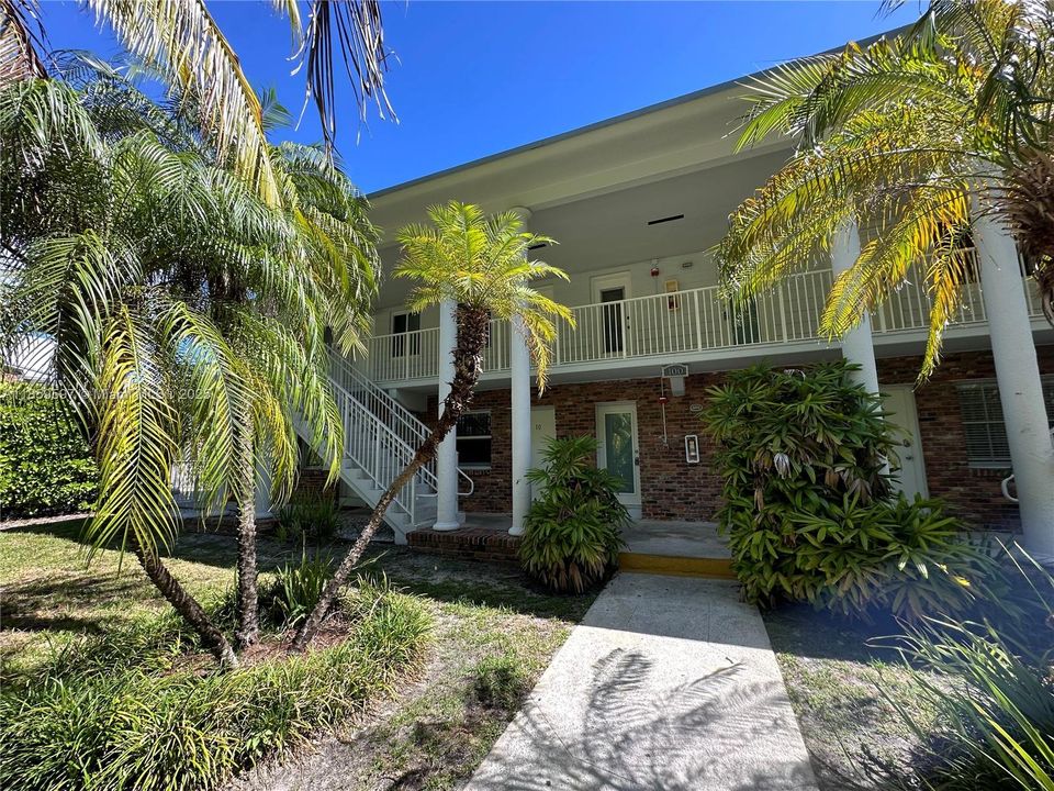 Active With Contract: $2,100 (1 beds, 1 baths, 562 Square Feet)