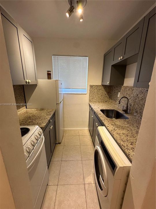 Active With Contract: $2,100 (1 beds, 1 baths, 562 Square Feet)
